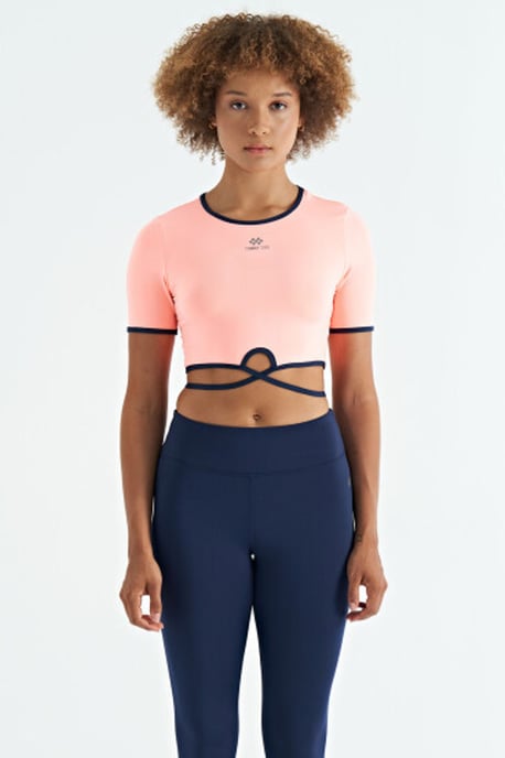 Elastisches Cropped T-Shirt mit Rundhalsausschnitt - Image 2