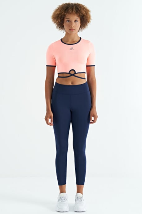 Elastisches Cropped T-Shirt mit Rundhalsausschnitt - Image 3