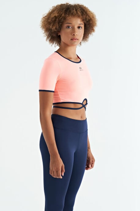 Elastisches Cropped T-Shirt mit Rundhalsausschnitt - Image 4