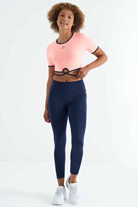 Elastisches Cropped T-Shirt mit Rundhalsausschnitt - Image 5