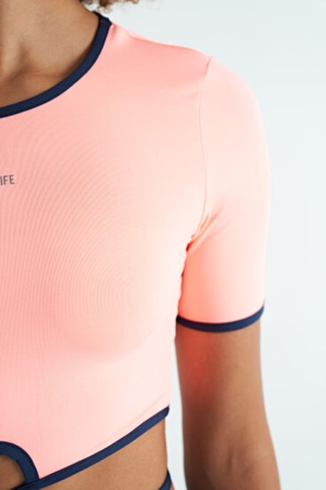 Elastisches Cropped T-Shirt mit Rundhalsausschnitt - Image 6