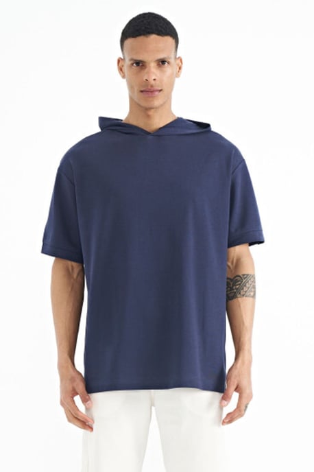 Übergröße Kapuzen-T-Shirt mit Accessoire-Details - Image 1