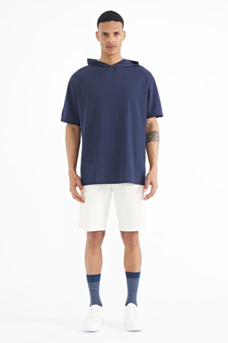 Übergröße Kapuzen-T-Shirt mit Accessoire-Details - Image 2