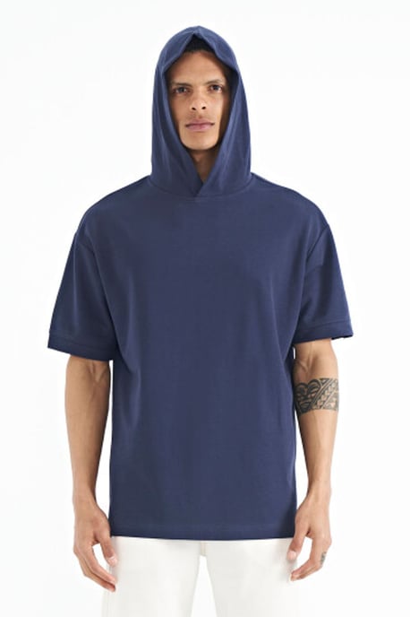 Übergröße Kapuzen-T-Shirt mit Accessoire-Details - Image 3