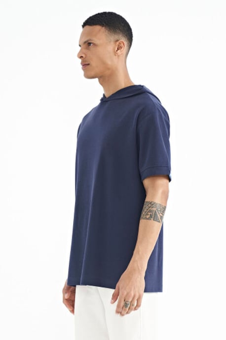 Übergröße Kapuzen-T-Shirt mit Accessoire-Details - Image 4