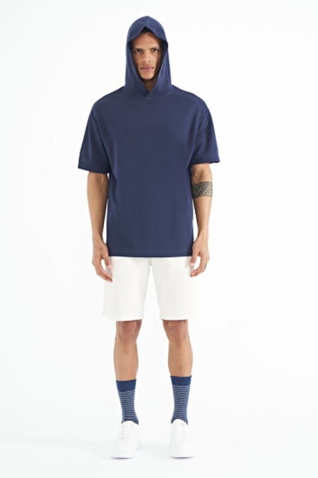 Übergröße Kapuzen-T-Shirt mit Accessoire-Details - Image 5