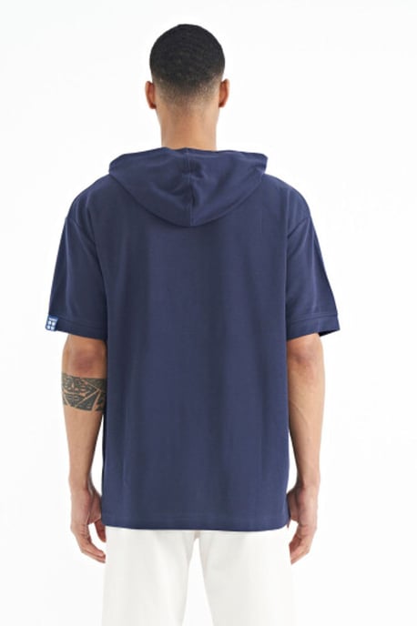 Übergröße Kapuzen-T-Shirt mit Accessoire-Details - Image 6