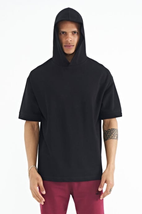 Übergroßes Kapuzen-T-Shirt mit Zubehördetails - Image 4