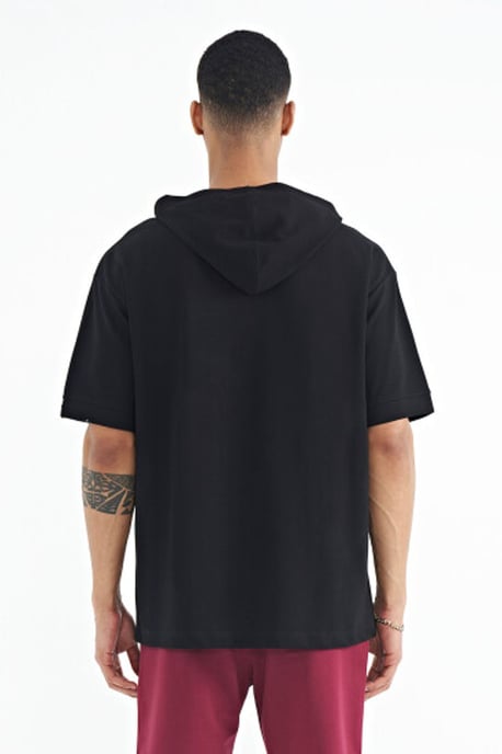 Übergroßes Kapuzen-T-Shirt mit Zubehördetails - Image 6