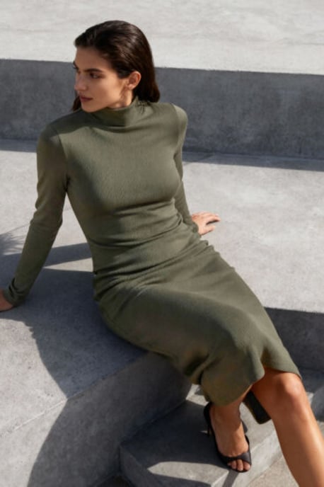 Rippstrick-Turtleneck Midi-Kleid - Image 1