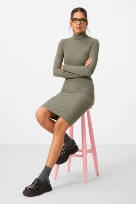 Rippstrick-Turtleneck Midi-Kleid - Image 2