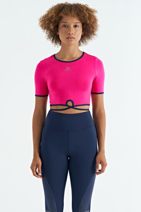 Elastisches Crop-T-Shirt mit Rundhalsausschnitt - Image 2
