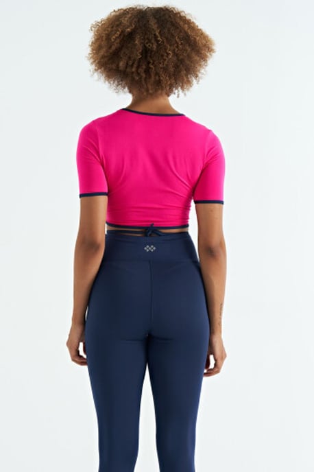Elastisches Crop-T-Shirt mit Rundhalsausschnitt - Image 4