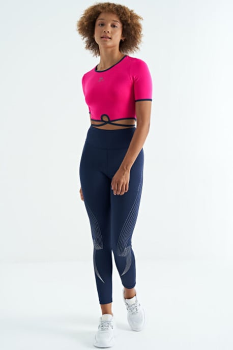 Elastisches Crop-T-Shirt mit Rundhalsausschnitt - Image 5