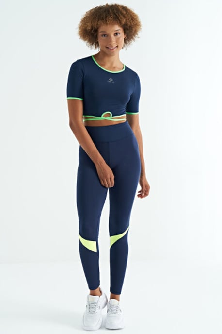 Elastisches Kurzarm-T-Shirt mit Rundhalsausschnitt - Image 1