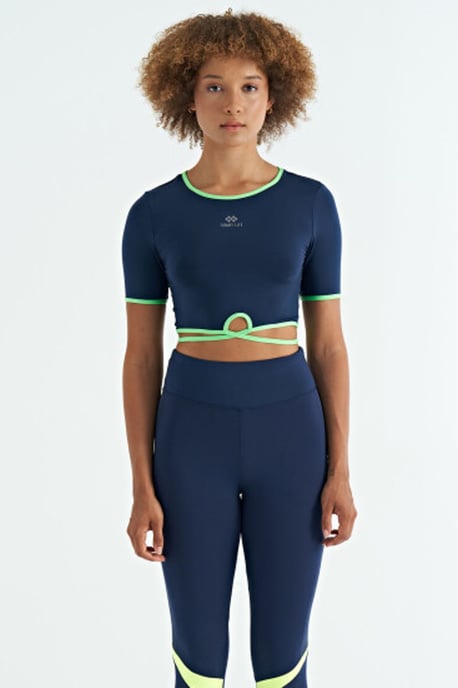 Elastisches Kurzarm-T-Shirt mit Rundhalsausschnitt - Image 2