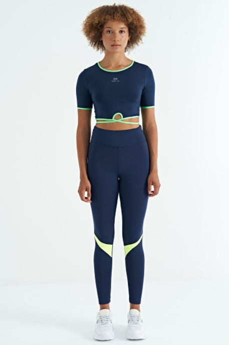 Elastisches Kurzarm-T-Shirt mit Rundhalsausschnitt - Image 3