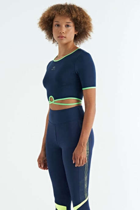 Elastisches Kurzarm-T-Shirt mit Rundhalsausschnitt - Image 4