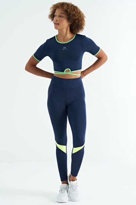 Elastisches Kurzarm-T-Shirt mit Rundhalsausschnitt - Image 5