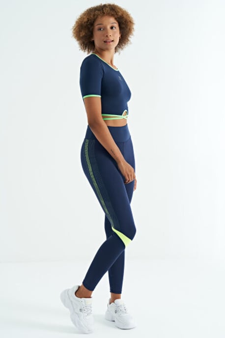 Elastisches Kurzarm-T-Shirt mit Rundhalsausschnitt - Image 6