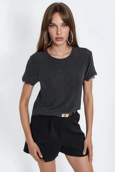 Accessoire Detailliertes Rundhals-T-Shirt - Image 1