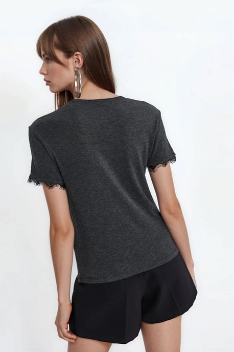 Accessoire Detailliertes Rundhals-T-Shirt - Image 3