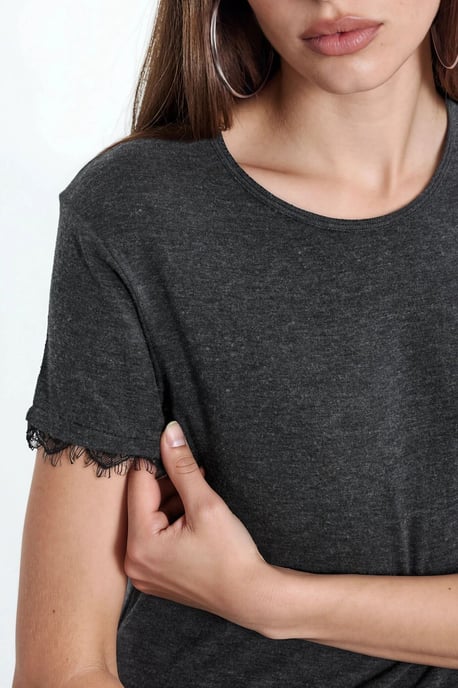 Accessoire Detailliertes Rundhals-T-Shirt - Image 4