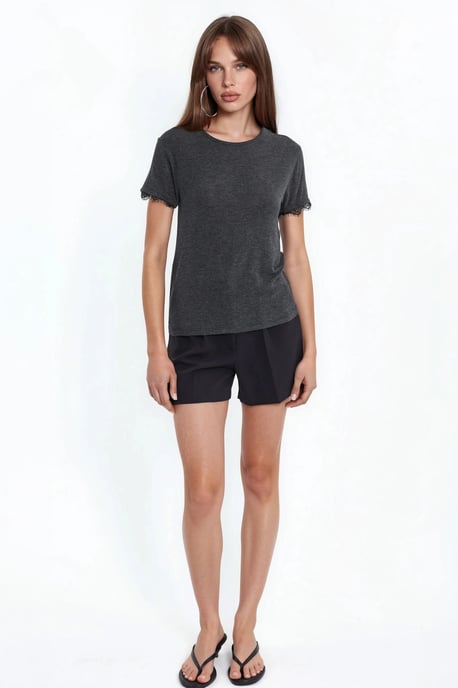 Accessoire Detailliertes Rundhals-T-Shirt - Image 5