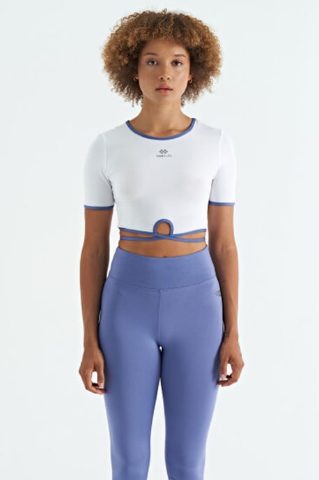 Tommy Life Elastisches Crop-T-Shirt mit Rundhalsausschnitt - Weiß - Image 2