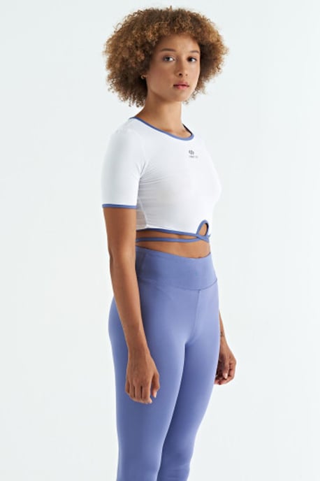 Tommy Life Elastisches Crop-T-Shirt mit Rundhalsausschnitt - Weiß - Image 4