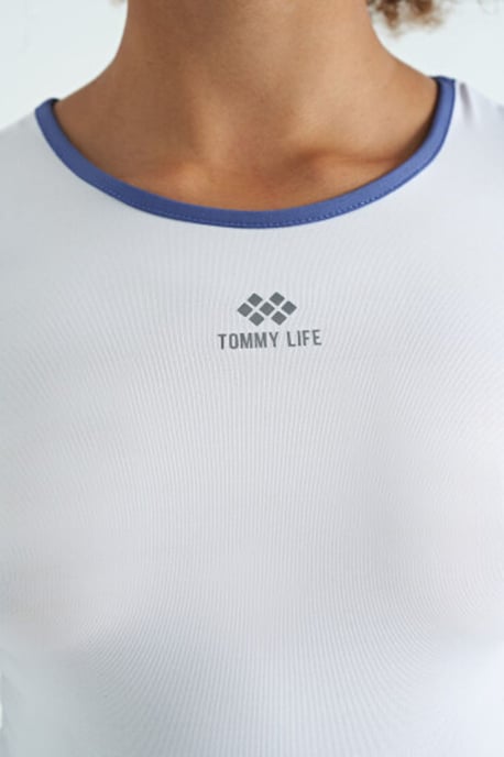 Tommy Life Elastisches Crop-T-Shirt mit Rundhalsausschnitt - Weiß - Image 6