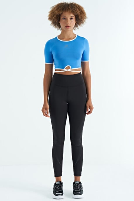 Elastisches Crop-T-Shirt mit Rundhalsausschnitt - Image 3