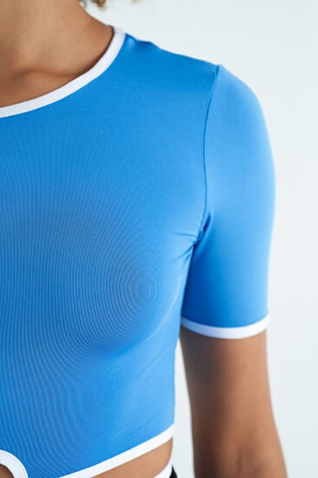 Elastisches Crop-T-Shirt mit Rundhalsausschnitt - Image 5
