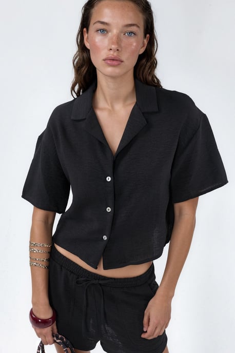 Strukturiertes Crop-Shirt mit Knopfverschluss - Image 1