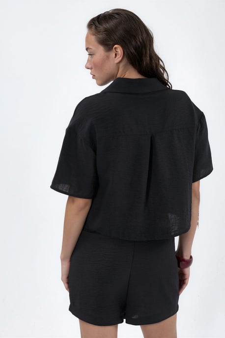 Strukturiertes Crop-Shirt mit Knopfverschluss - Image 3