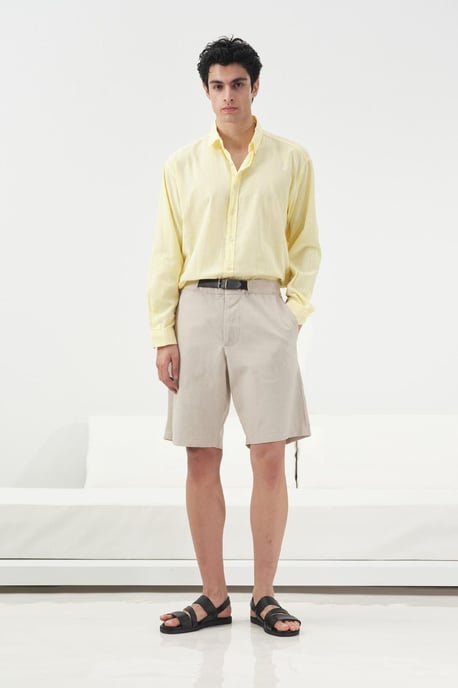 Gürtelte Mid-Waist maßgeschneiderte Shorts - Image 1