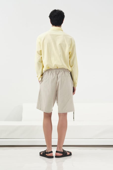 Gürtelte Mid-Waist maßgeschneiderte Shorts - Image 2