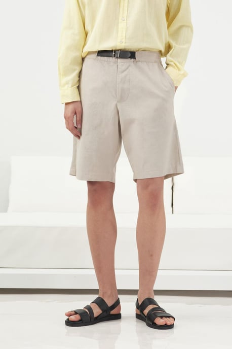 Gürtelte Mid-Waist maßgeschneiderte Shorts - Image 4