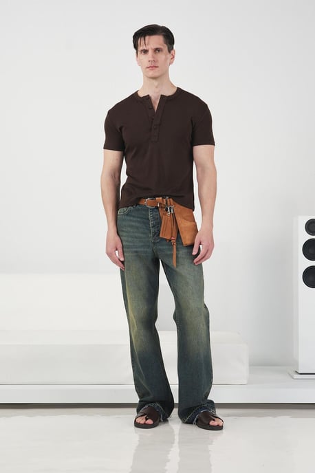 Slim Fit Rundhalsausschnitt Baumwoll-T-Shirt mit Knopfdetails - Image 1