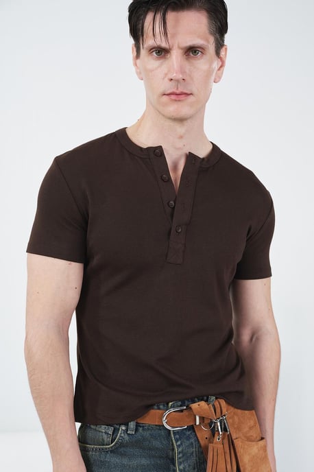 Slim Fit Rundhalsausschnitt Baumwoll-T-Shirt mit Knopfdetails - Image 2