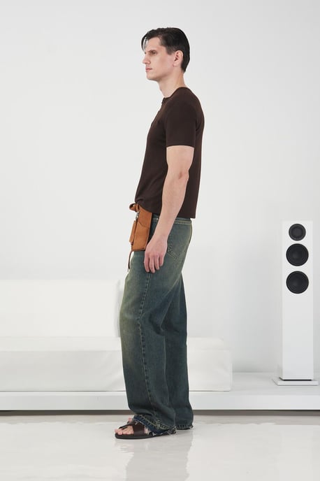 Slim Fit Rundhalsausschnitt Baumwoll-T-Shirt mit Knopfdetails - Image 3