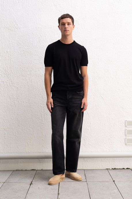 Einfaches geripptes T-Shirt mit Rundhalsausschnitt - Image 2