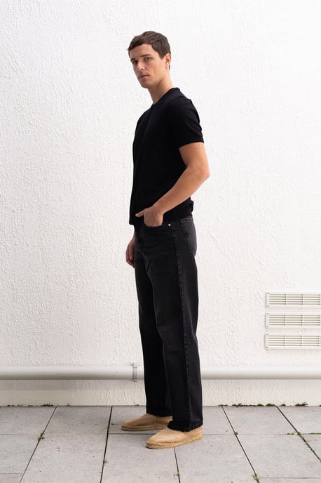Einfaches geripptes T-Shirt mit Rundhalsausschnitt - Image 3