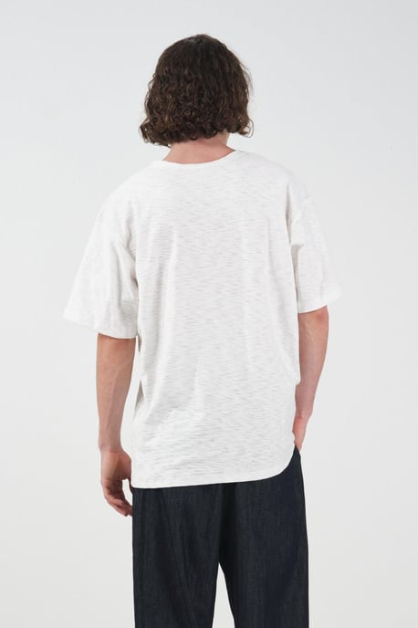 Crew-Neck T-Shirt mit Knopfdetails - Image 2