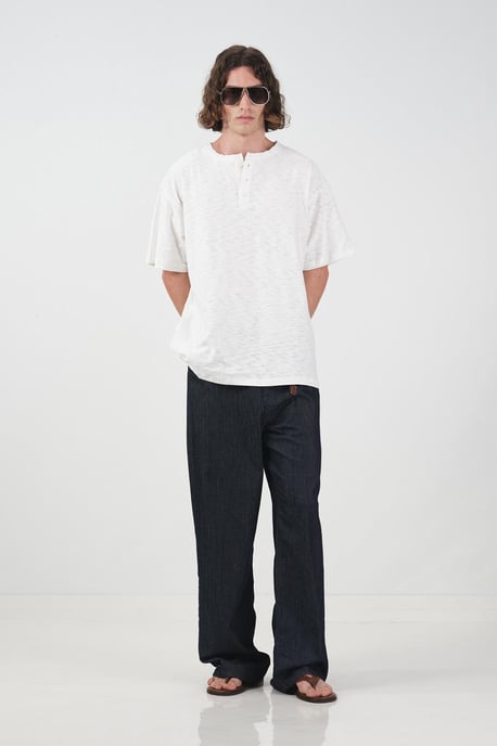 Crew-Neck T-Shirt mit Knopfdetails - Image 3