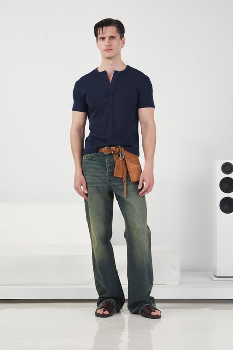 Schmal geschnittenes Button-Up Rundhals T-Shirt - Image 2