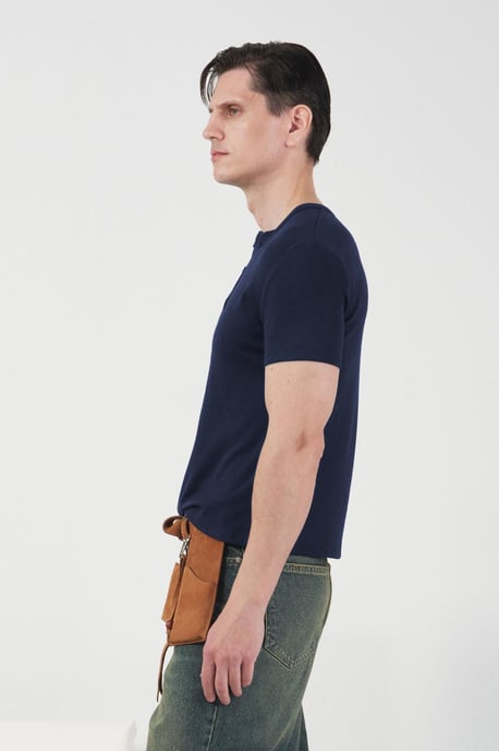 Schmal geschnittenes Button-Up Rundhals T-Shirt - Image 3