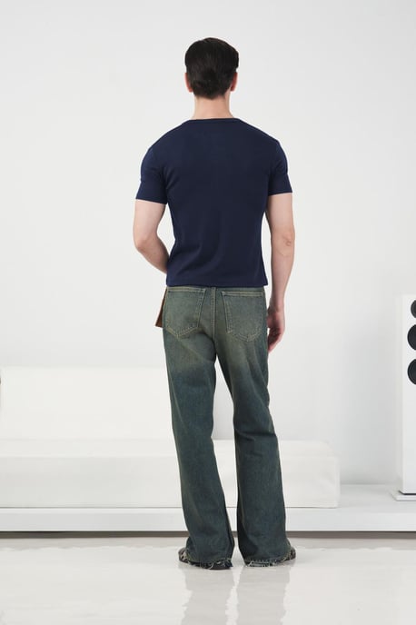 Schmal geschnittenes Button-Up Rundhals T-Shirt - Image 4