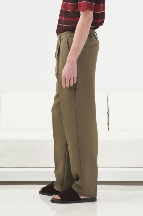 Hochtaillierte Plissee-Hose mit geradem Bein - Image 1