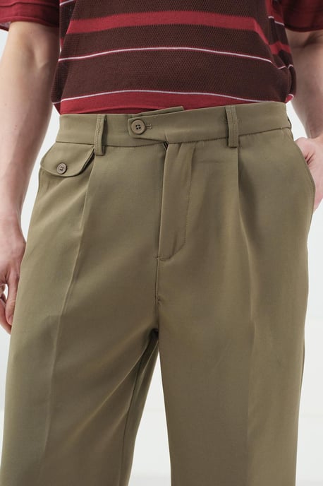 Hochtaillierte Plissee-Hose mit geradem Bein - Image 2